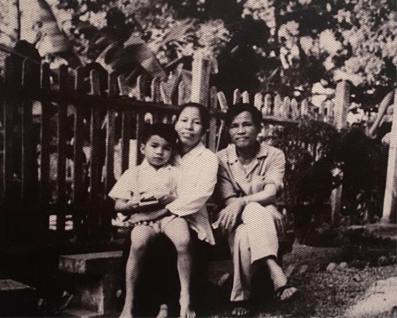 Đại tướng Nguyễn Chí Thanh cùng vợ - bà Nguyễn Thị Cúc và con trai Nguyễn Chí Vịnh tại nhà số 34 Lý Nam Đế năm 1963
