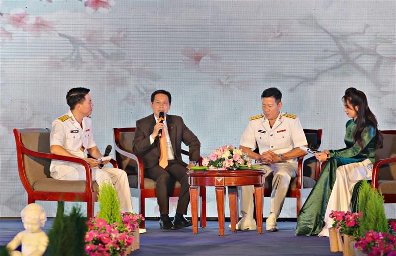 Đồng chí Trần Trung Hiếu - Phó trưởng Ban Thường trực Ban Tuyên giáo Tỉnh ủy Lâm Đồng chia sẻ cảm xúc về Trường Sa, biển đảo với khán giả trong buổi giao lưu.