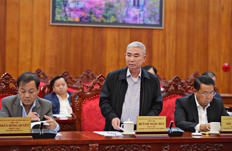 Đồng chí Huỳnh Ngọc Hải – Giám đốc Sở Tài nguyên và Môi trường báo cáo các vướng mắc liên quan tới các dự án triển khai trong lĩnh vực môi trường.
