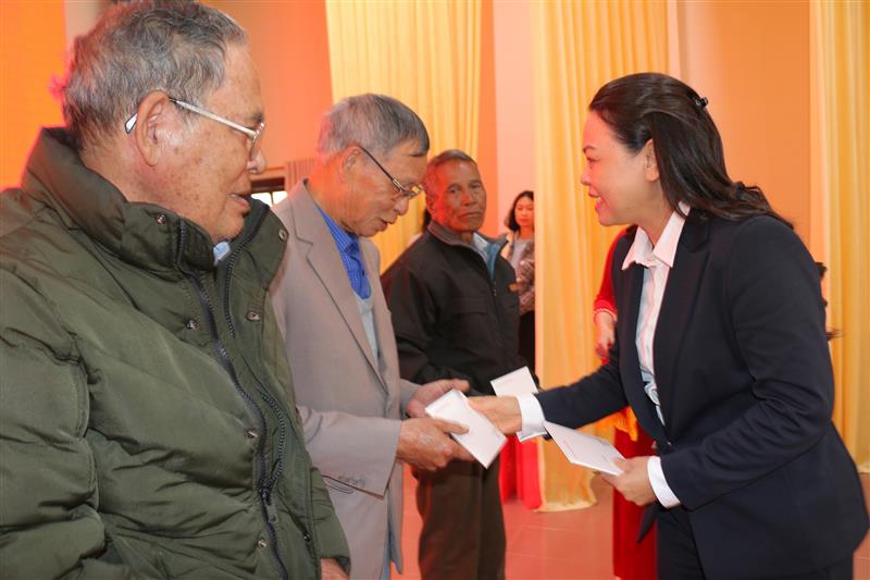 Phó Chủ tịch, Tổng Thư ký Ủy ban Trung ương MTTQ Việt Nam Nguyễn Thị Thu Hà tặng quà Tết cho gia đình chính sách huyện Lạc Dương.