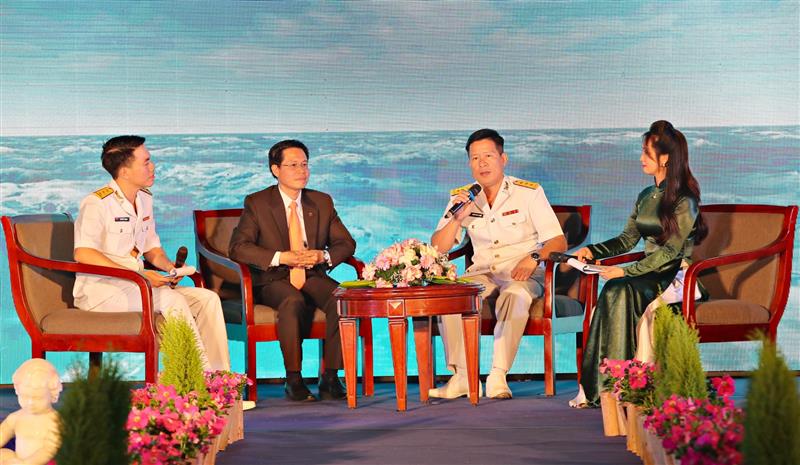 Thượng tá Nguyễn Ngọc Dương - Chính ủy Trung đoàn 196 chia sẻ với khán giả trong buổi giao lưu.