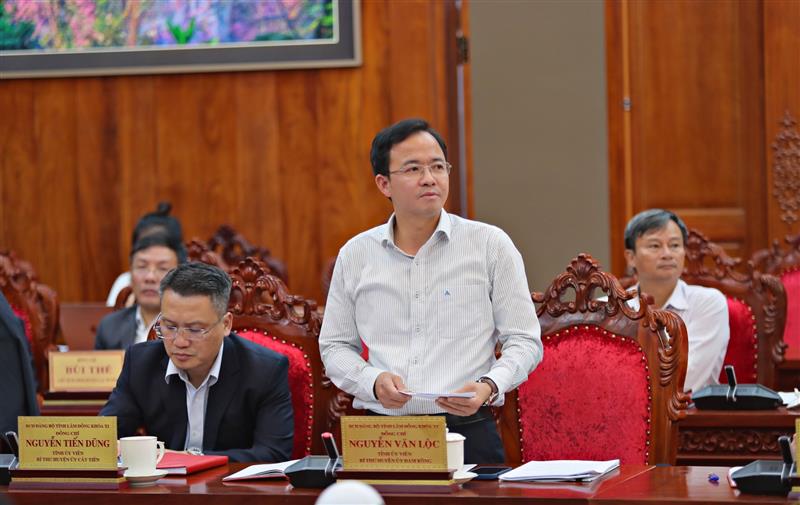 Đồng chí Nguyễn Văn Lộc – Bí thư Huyện uỷ Đam Rông báo cáo tình hình kinh tế, chính trị địa phương thời gian qua, đặc biệt là công tác quản lý, bảo vệ rừng.