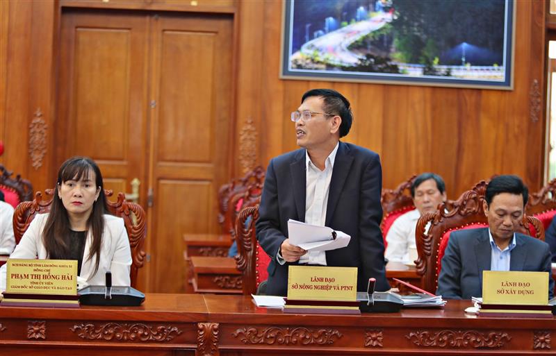 Đồng chí Hoàng Sỹ Bích - Giám đốc Sở Nông nghiệp và Phát triển nông thôn Lâm Đồng báo cáo công tác phòng chống hạn hán, công tác bảo vệ rừng.