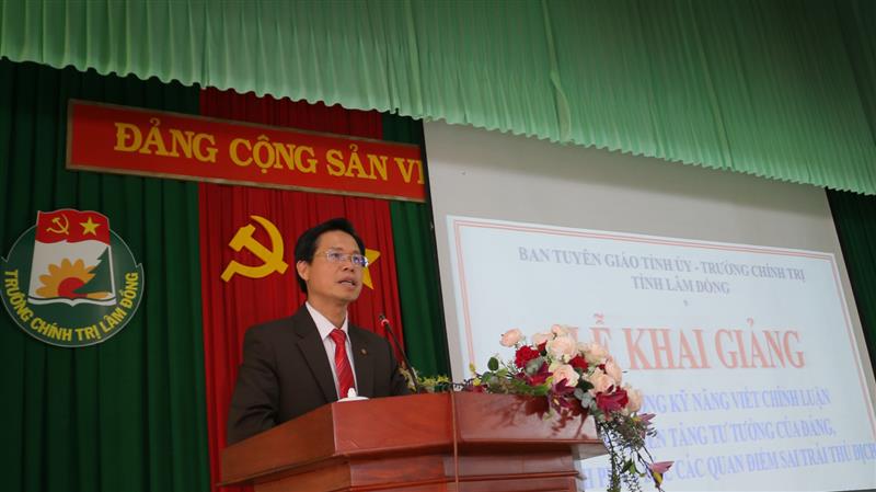 Đồng chí Trần Trung Hiếu - Phó Trưởng Ban Thường trực Ban Tuyên giáo Tỉnh ủy phát biểu khai mạc lớp bồi dưỡng.
