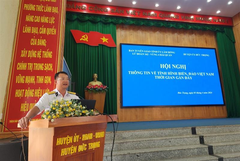 Thượng tá Trần Trung Dũng - Phó Chính ủy Lữ đoàn 162 - Vùng 4 Hải quân thông tin về tình hình biển, đảo Việt Nam cho cán bộ chủ chốt huyện Đức Trọng.