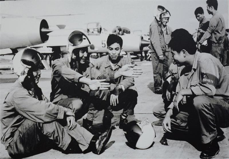 Biên đội Mig-21 rút kinh nghiệm sau trận bắn rơi F-4 yểm hộ cho các lực lượng đánh B-52, ngày 27/12/1972. (Ảnh: qdnd.vn).