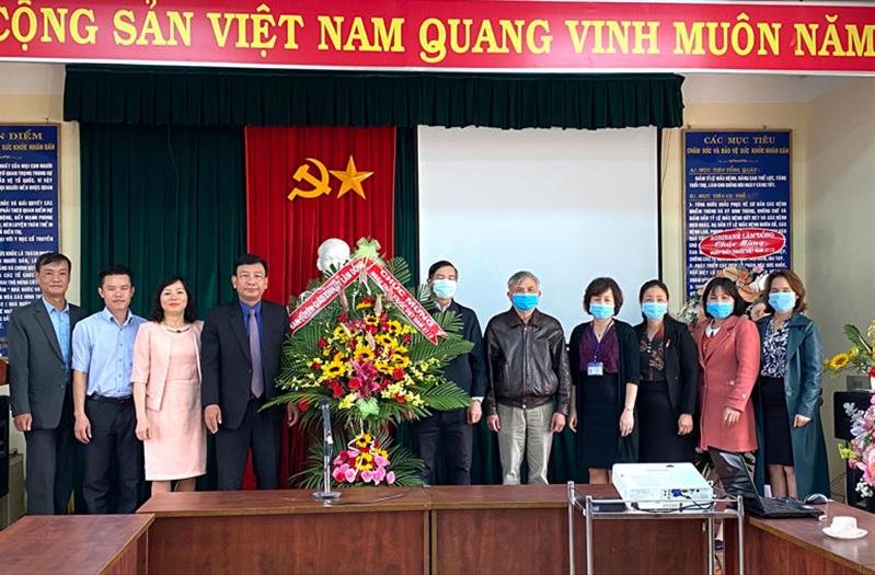 Đồng chí Bùi Thắng - Uỷ viên Ban Thuòng vụ Tỉnh uỷ, Trưởng Ban Tuyên giáo Tỉnh uỷ Lâm Đồng thăm và chúc mừng Trung tâm Kiểm soát Bệnh tật tỉnh Lâm Đồng .