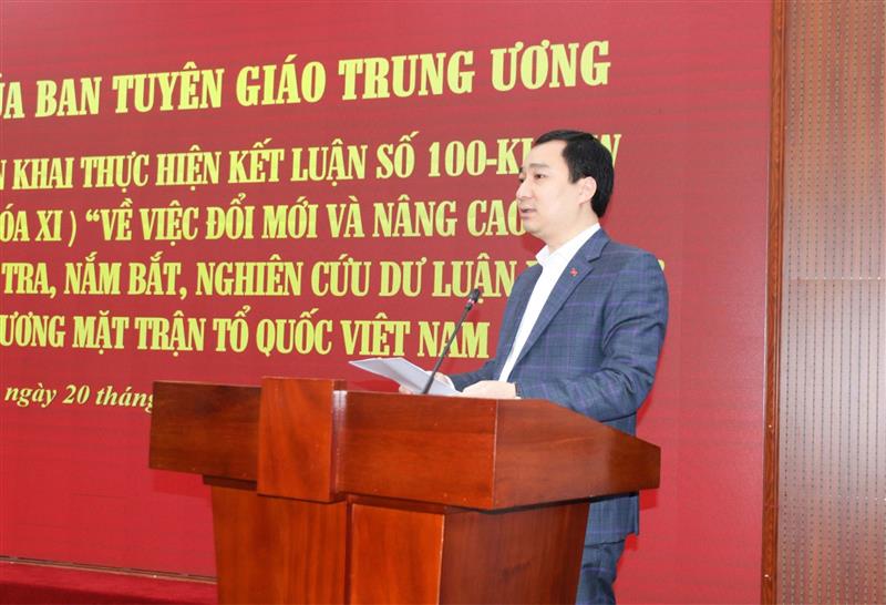 Đồng chí Vũ Văn Tiến, Trưởng ban Tuyên giáo Trung ương Ủy ban Trung ương Mặt trận Tổ quốc Việt Nam trình bày báo cáo tại buổi làm việc.