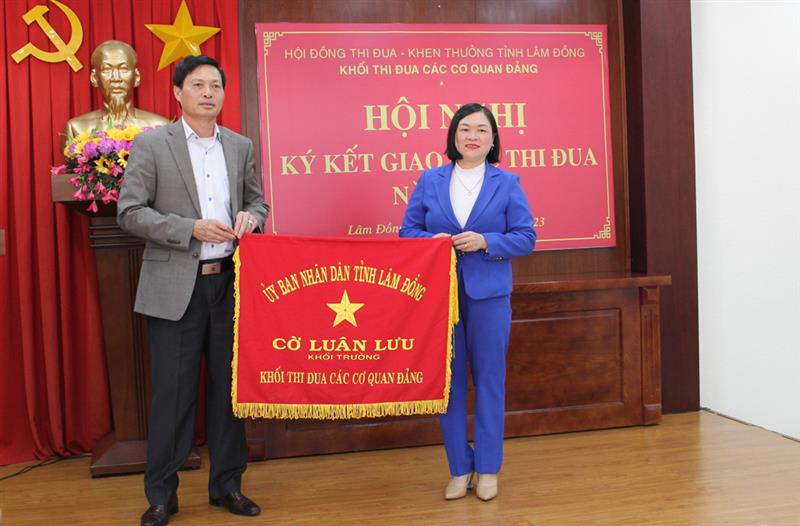 Trao cờ luân lưu Khối trưởng Khối thi đua các cơ quan Đảng tỉnh năm 2023 cho Đảng ủy Khối Doanh nghiệp tỉnh.