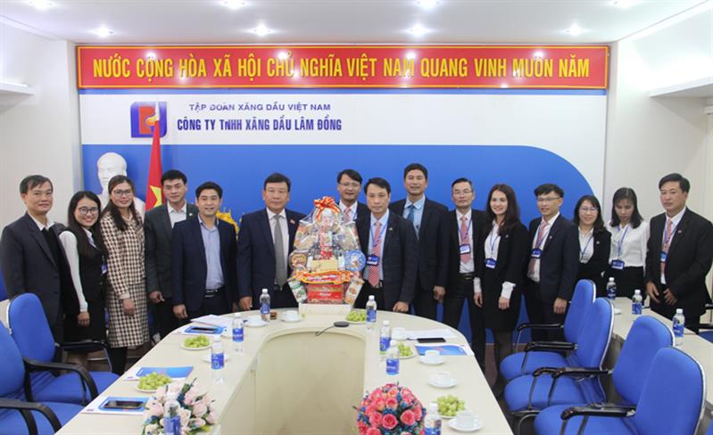 Đoàn Công tác tặng quà cho Công ty Xăng dầu Lâm Đồng.