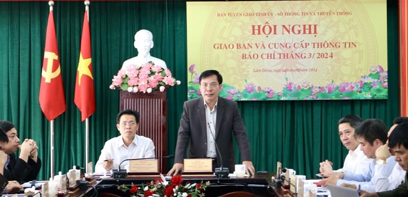 Phó Giám đốc Sở Thông tin và Truyền thông Lê Thanh Liêm thông qua chương trình hội nghị.