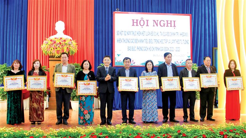 Ban Chấp hành Đảng bộ TP Đà Lạt tặng giấy khen cho các tập thể, cá nhân điển hình học tập và làm theo tư tưởng, đạo đức, phong cách Hồ Chí Minh, giai đoạn 2021-2023.