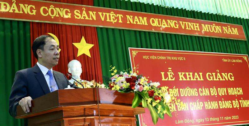 PGS. TS Phạm Tất Thắng - Phó Giám đốc Học viện Chính trị Khu vực II trao đổi với lớp bồi dưỡng.
