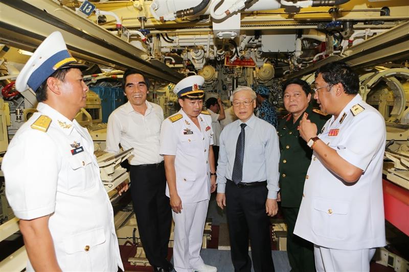 Tổng Bí thư Nguyễn Phú Trọng thị sát bên trong tàu ngầm HQ-184 Hải Phòng, trong chuyến thăm và làm việc với Vùng 4 Hải quân tại Căn cứ quân sự Cam Ranh, tỉnh Khánh Hòa. Ảnh: TTXVN