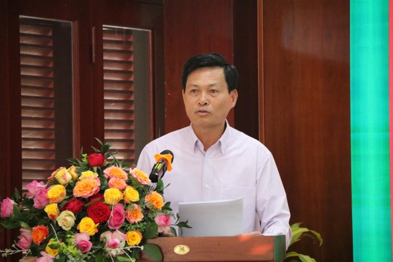 Đồng chí Hoàng Xuân Hường - Bí thư Đảng ủy Khối Doanh nghiệp báo cáo tại buổi làm việc.
