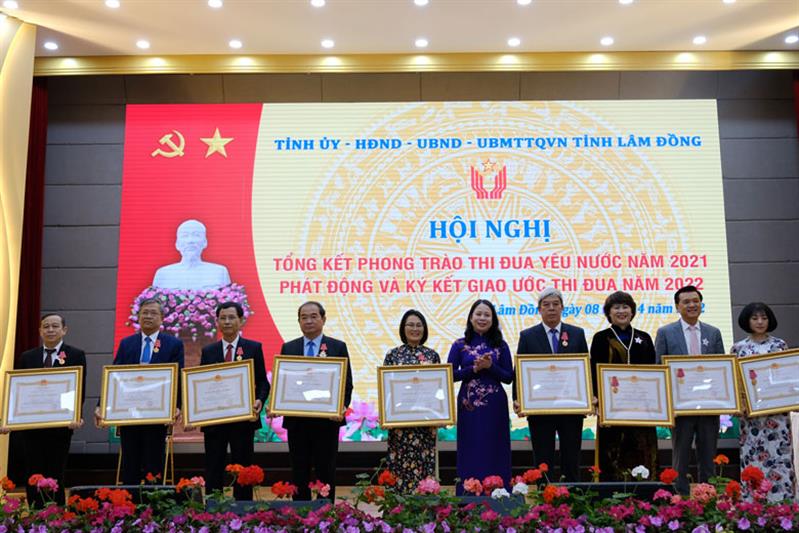 Phó Chủ tịch nước Võ Thị Ánh Xuân trao Huân chương Lao động hạng ba cho các tập thể, cá nhân. Ảnh: Hồng Thắm
