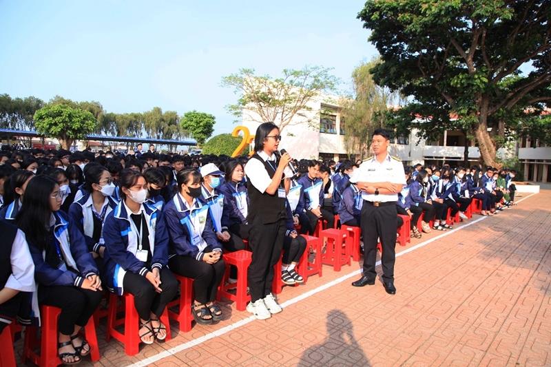Các em học sinh trao đổi với báo cáo viên Vùng 4 Hải quân các nội dung về chủ quyền biển, đảo của Tổ quốc.