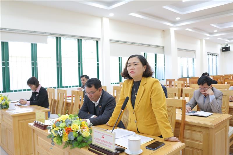 Đồng chí Nguyễn Thị Phương Thảo - Phó Bí thư Thường trực Đảng ủy Khối tham gia ý kiến tại hội nghị.