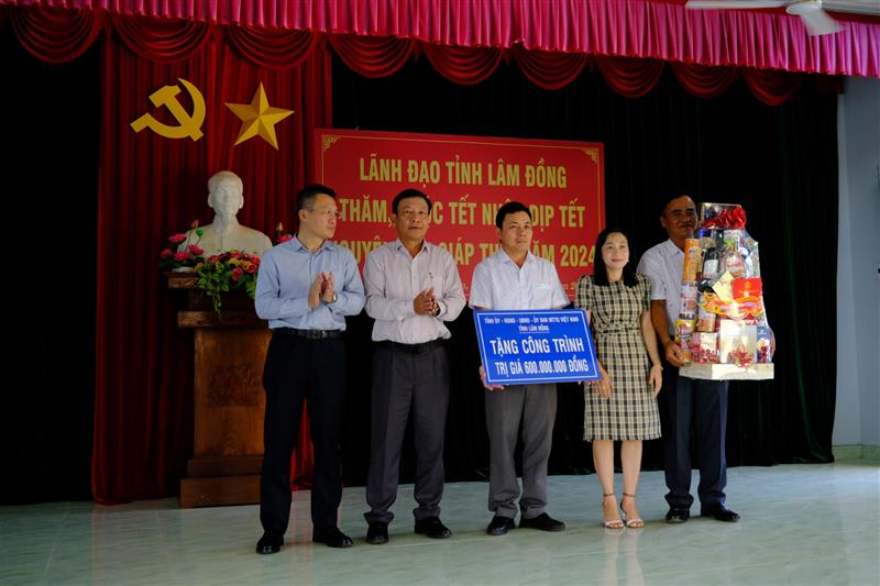 Đồng chí Bùi Thắng trao tặng công trình trị giá 600 triệu đồng cho Đảng bộ, chính quyền và Nhân dân xã Gia Viễn.