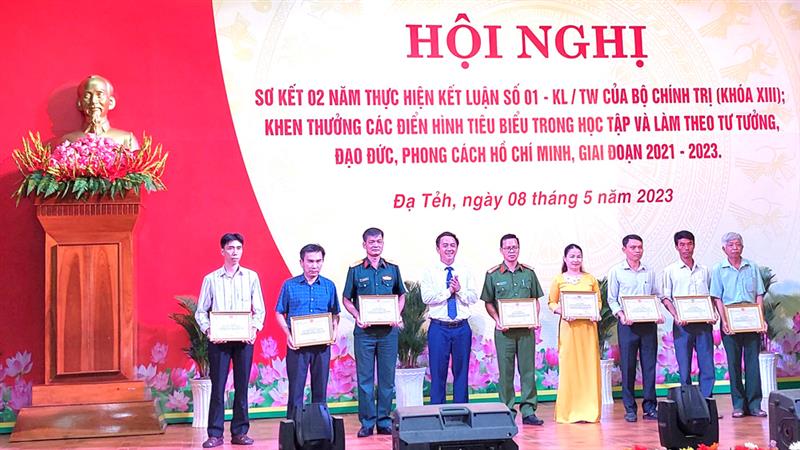 Phó Bí thư Thường trực Huyện ủy Đạ Tẻh Phan Đức Thái tặng giấy khen cho các tập thể.