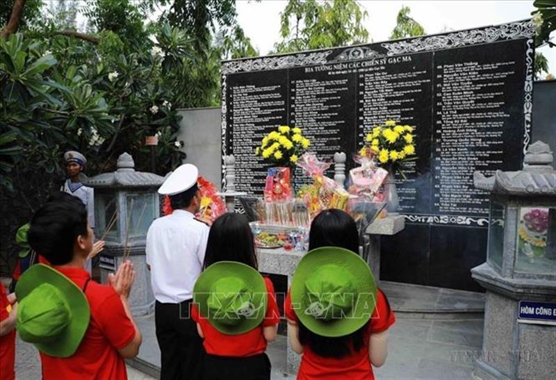 Đoàn công tác Bộ Tư lệnh vùng 4 Hải quân và Trung ương Đoàn dâng hương tại đài tưởng niệm các chiến sĩ hy sinh tại đảo Gạc Ma trước ngày lên đường thăm quần đảo Trường Sa. Ảnh: Vũ Sinh/TTXVN.