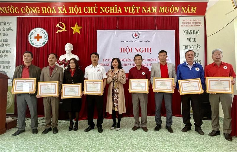 Bà Nguyễn Thị Mỵ - Phó Ban Tuyên giáo Tỉnh ủy trao Bằng khen của Trung ương Hội CTĐ VN cho các tập thể có thành tích xuất sắc năm 2023.