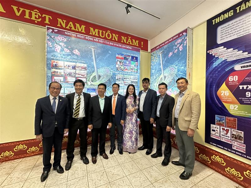 Lãnh đạo các sở, ban, ngành và Báo Lâm Đồng chụp hình kỷ niệm tại không gian Hội Báo Xuân Lâm Đồng 2024.