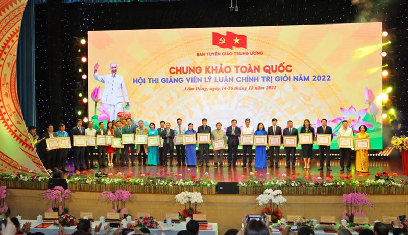 Ban Tuyên giáo Trung ương tặng Bằng khen cho tập thể có thành tích xuất sắc trong tổ chức hội thi.