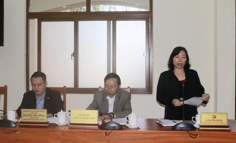 Bà Nguyễn Thị Mỵ - Phó trưởng Ban Tuyên giáo Tỉnh ủy báo cáo kết quả thực hiện Nghị quyết số 27-NQ/TW tại tỉnh Lâm Đồng