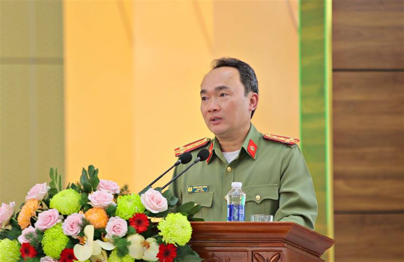 Đại tá Trương Minh Đương - Giám đốc Công an tỉnh báo cáo tình hình đảm bảo an ninh chính trị, trật tự an toàn xã hội của địa phương tới Quyền Bí thư Tỉnh ủy Lâm Đồng.