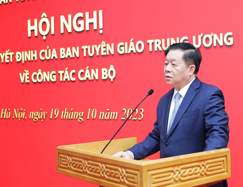 Đồng chí Nguyễn Trọng Nghĩa phát biểu giao nhiệm vụ cho đồng chí Nguyễn Công Dũng. (Ảnh: TA)