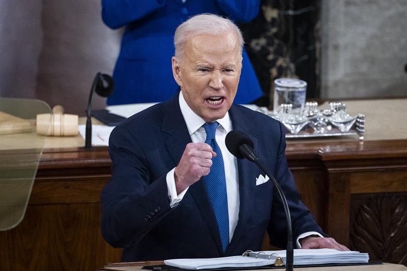 Tổng thống Biden đọc Thông điệp Liên bang 2022 tại phiên họp lưỡng viện Quốc hội ở Washington, DC, ngày 1/3/2022, trong đó thông báo kế hoạch hỗ trợ trực tiếp hơn 1 tỷ USD cho Ukraine, bao gồm cả hỗ trợ về quân sự, kinh tế và nhân đạo; thông báo lệnh cấm máy bay Nga vào không phận Mỹ. (Ảnh: TTXV)