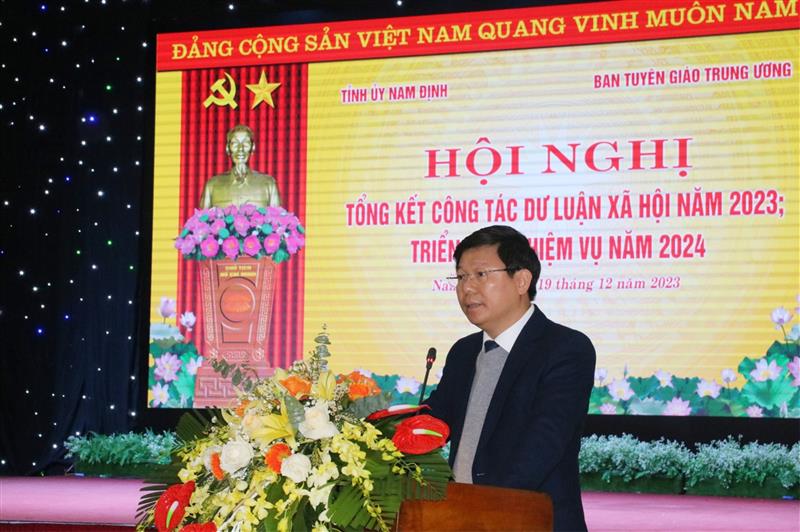Đồng chí Trần Thanh Lâm, Phó Trưởng ban Tuyên giáo Trung ương phát biểu điều hành Hội nghị.