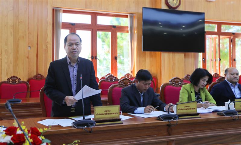 Ông Nguyễn Viết Vân - Giám đốc Sở Văn hoá Thể thao và Du lịch tỉnh báo cáo tiến độ hoàn thành các chương trình chính