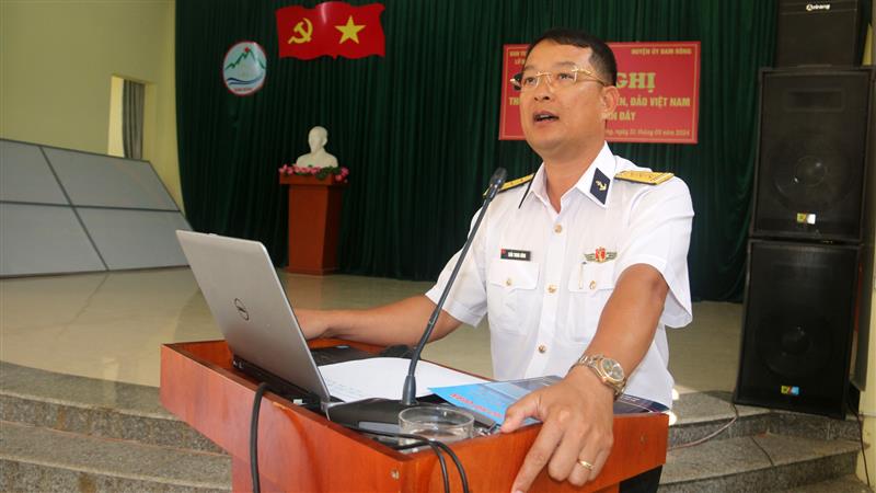 Thượng tá Trần Trung Dũng - Phó Chính ủy Lữ đoàn 162 - Vùng 4 Hải quân thông tin về tình hình biển, đảo Việt Nam.