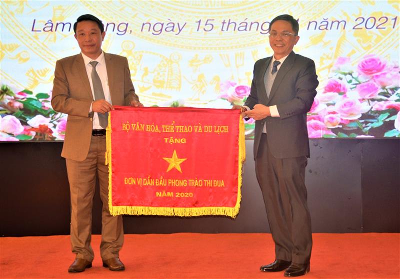 Đồng chí Đặng Trí Dũng-UV BTV- Phó Chủ tịch UBND tỉnh trao cờ thi đua cho tập thể Trung tâm Văn hóa, Thông tin và Thể thao Tp Bảo Lộc