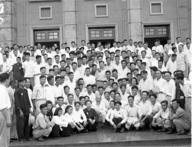 Chủ tịch Hồ Chí Minh với các nhà báo và nhân viên phục vụ Đại hội Đại biểu Đảng toàn quốc lần thứ III (9/1960).
