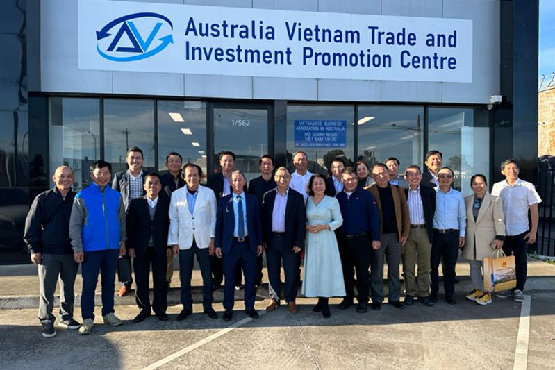Đoàn công tác của tỉnh Lâm Đồng chụp hình lưu niệm với với Ban chấp hành Hội doanh nhân Việt Nam tại Australia ngày 9/12. Ảnh: CTV