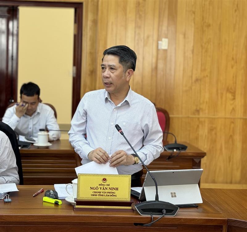 Người phát ngôn của UBND tỉnh Lâm Đồng - Ngô Văn Ninh thông tin tại hội nghị.