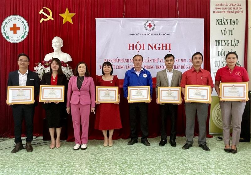 Bà Nguyễn Thị Phương Thảo – Phó Bí thư Thường trực Đảng ủy Khối CCQ tỉnh trao Bằng khen của TW HCTĐ VN cho các cá nhân có thành tích xuất sắc năm 2023.