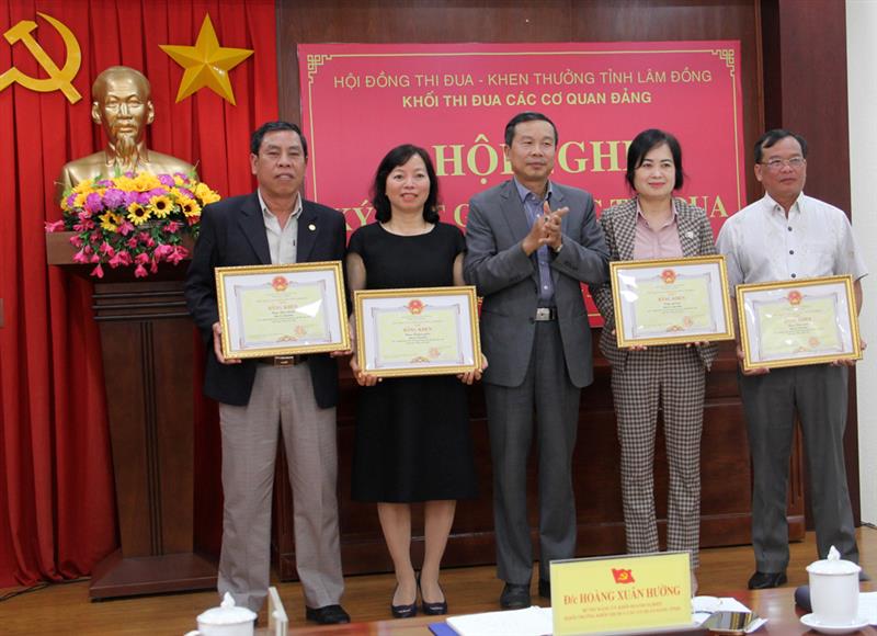Trao bằng khen của Chủ tịch UBND tỉnh cho các tập thể trong Khối đã có thành tích xuất sắc trong phong trào thi đua yêu nước tỉnh Lâm Đồng năm 2022.