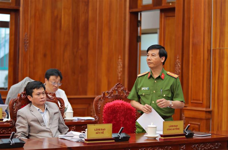 Đại tá Đinh Xuân Huy - Phó Giám đốc Công an tỉnh Lâm Đồng báo cáo tình hình ninh trật tự, an toàn xã hội của địa phương trong thời gian qua.