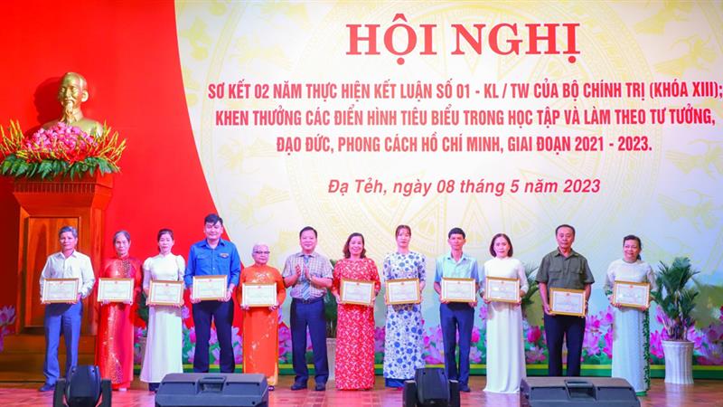 Đồng chí Tống Giang Nam - Chủ tịch UBND huyện Đạ Tẻh tặng giấy khen cho các cá nhân.
