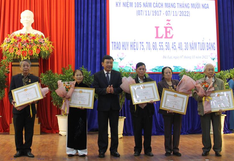 Đồng chí Bùi Thắng - Ủy viên Ban Thường vụ, Trưởng Ban Tuyên giáo Tỉnh ủy trao Huy hiệu Đảng cho các đảng viên