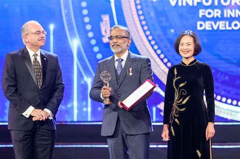 Giải Đặc biệt VinFuture 2022 dành cho Nhà khoa học đến từ các nước đang phát triển đã vinh danh Giáo sư Thalappil Pradeep (Ấn Độ).
