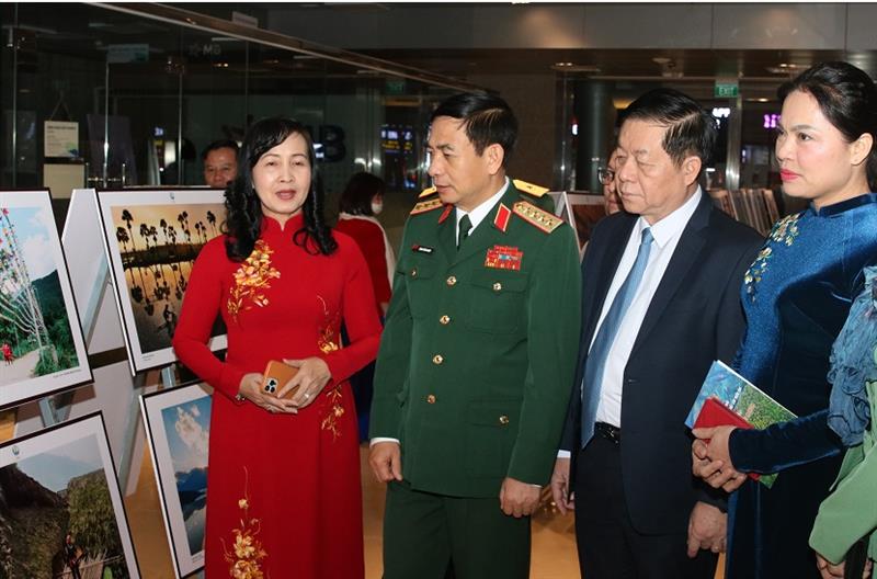 Bộ trưởng Bộ Quốc phòng Phan Văn Giang và Trưởng ban Tuyên giáo Trung ương Nguyễn Trọng Nghĩa cùng các đại biểu tham quan Triển lãm ảnh.