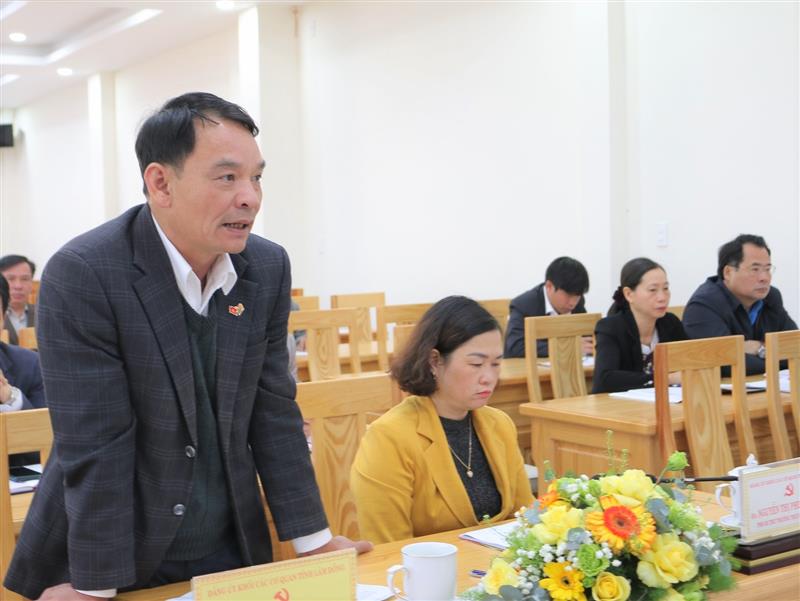 Đồng chí Lương Văn Mừng - Phó Bí thư Đảng ủy Khối tham gia ý kiến tại hội nghị.
