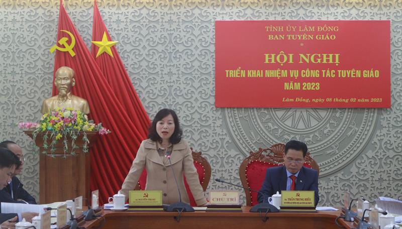 Đồng chí Nguyễn Thị Mỵ - Phó Trưởng Ban Tuyên giáo Tỉnh ủy điều hành phần thảo luận.