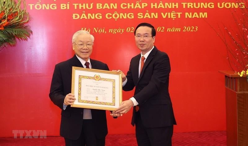 Đồng chí Võ Văn Thưởng, Ủy viên Bộ Chính trị, Thường trực Ban Bí thư trao Huy hiệu 55 năm tuổi Đảng tặng Tổng Bí thư Nguyễn Phú Trọng.