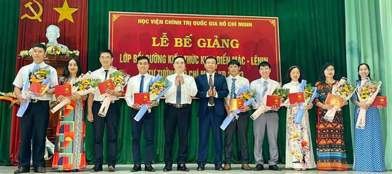 Đồng chí Bùi Thắng - Ủy viên Ban Thường vụ, Trưởng Ban Tuyên giáo Tỉnh ủy Lâm Đồng trao chứng chỉ cho các học viên.